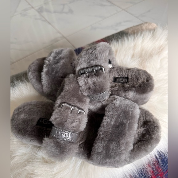 UGG Fluffy Slide Sandals - Size 7 - Cozy & Stylish - Picture 6 of 10